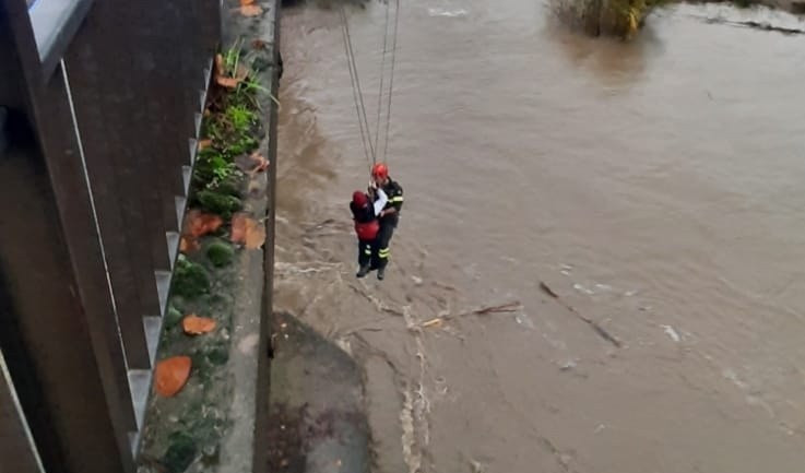 Sorpreso dalla piena del fiume mentre è sotto al ponte: salvato