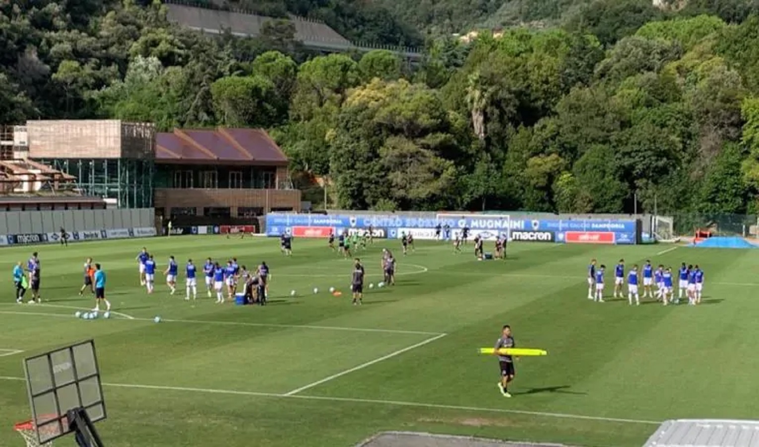 Un campo di calcio con una squadra che si allena