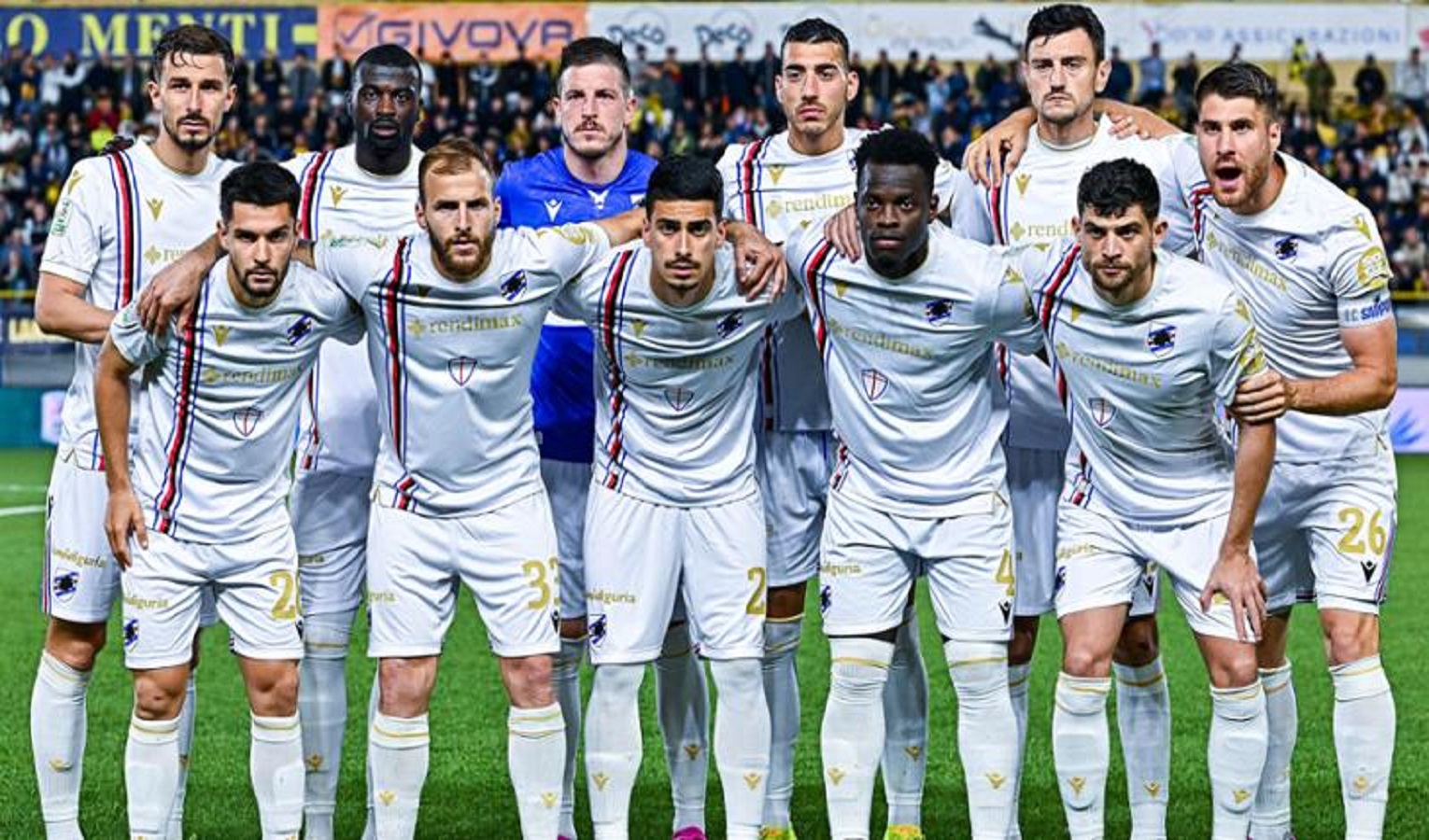 Una squadra di calcio in posa per la foto pre partita