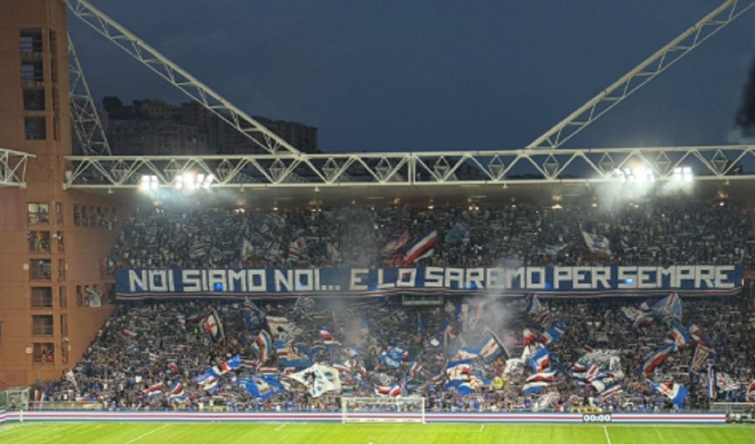 I tifosi della Sampdoria in uno stadio, tra bandiere e fumogeni