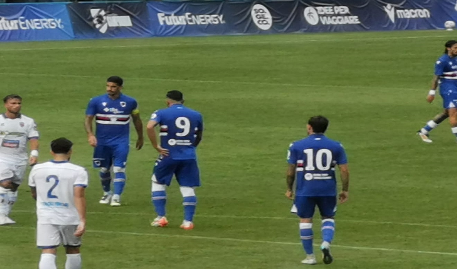 Una partita di calcio con la Sampdoria in campo