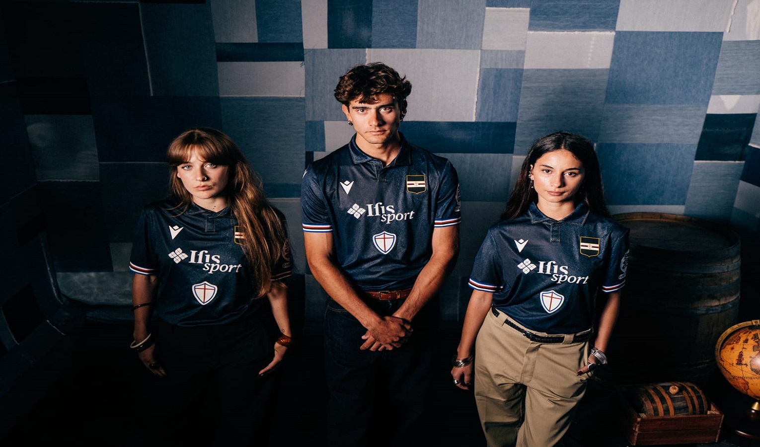 Due ragazze e un ragazzo indossano la nuova maglia della Sampdoria color jeans denim