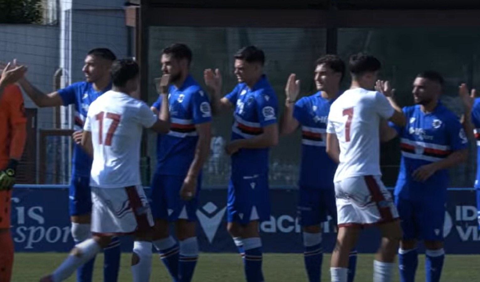 I giocatori della Sampdoria pronti a scendere in campo contro un'altra squadra in maglia bianca