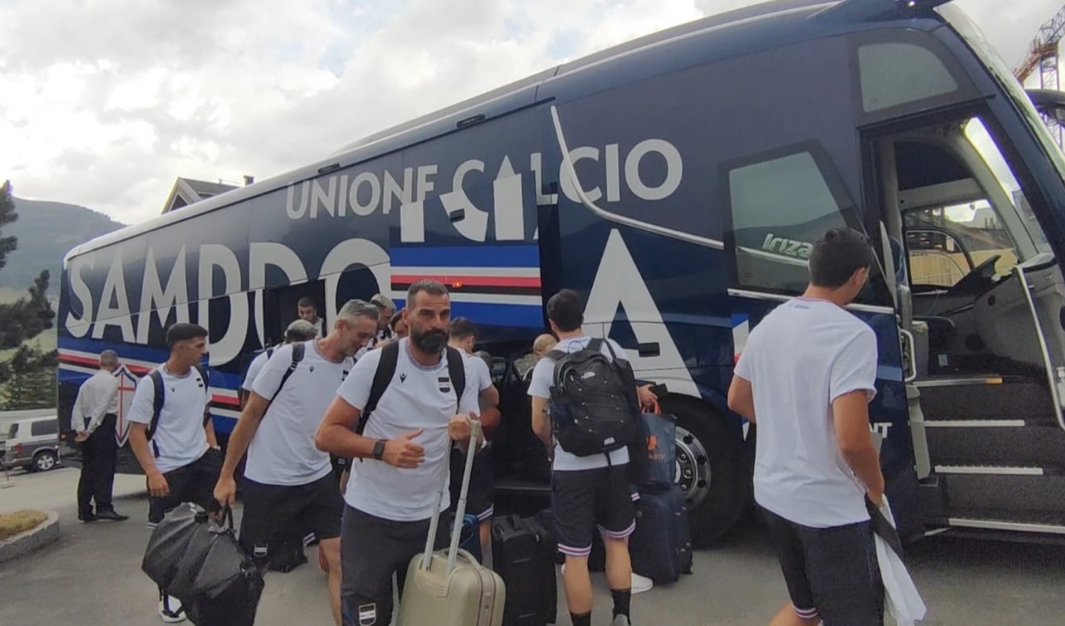 Sampdoria, al via il ritiro: il pullman dei blucerchiati arriva a Livigno