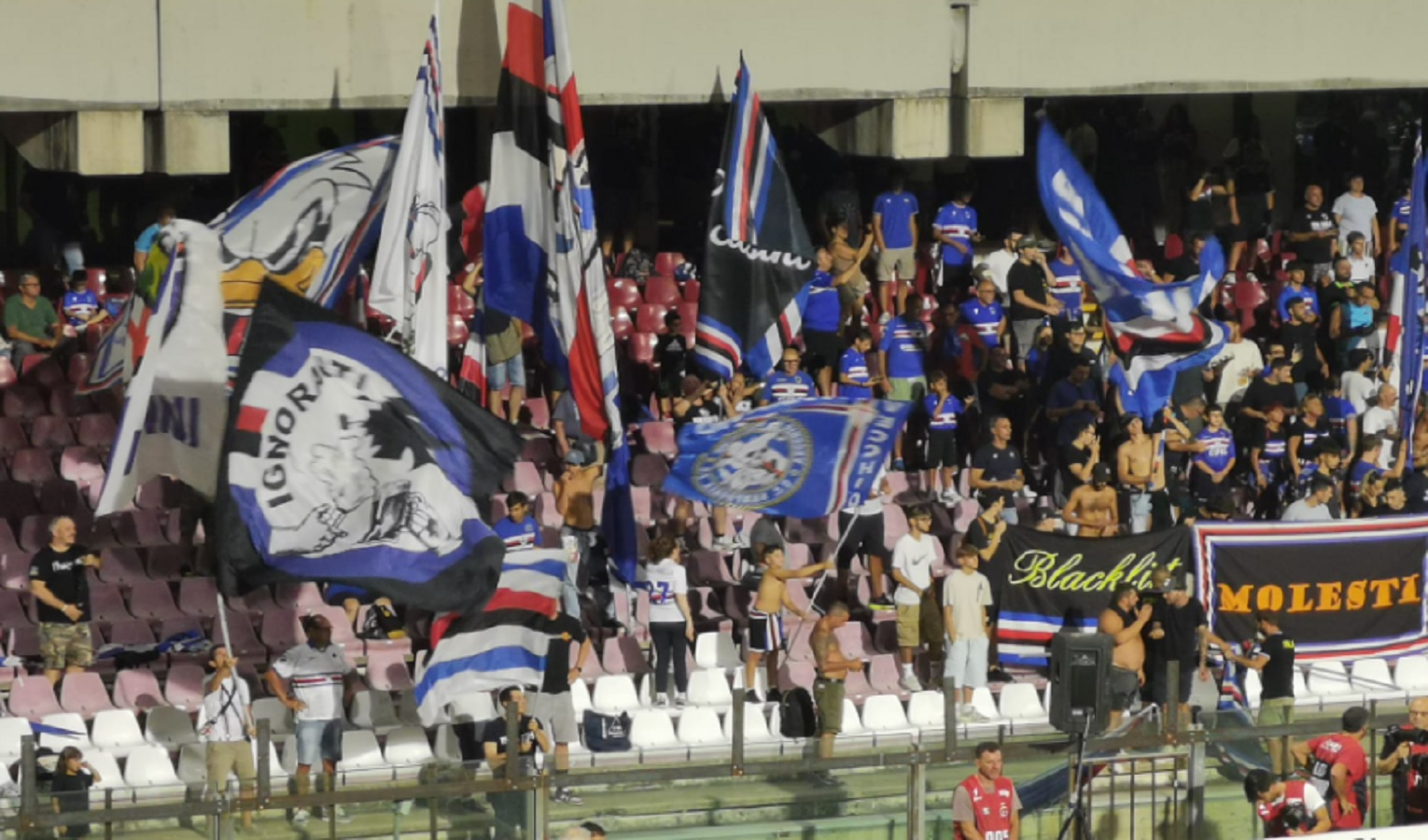 I tifosi della Sampdoria in uno stadio sventolano le bandiere blucerchiate