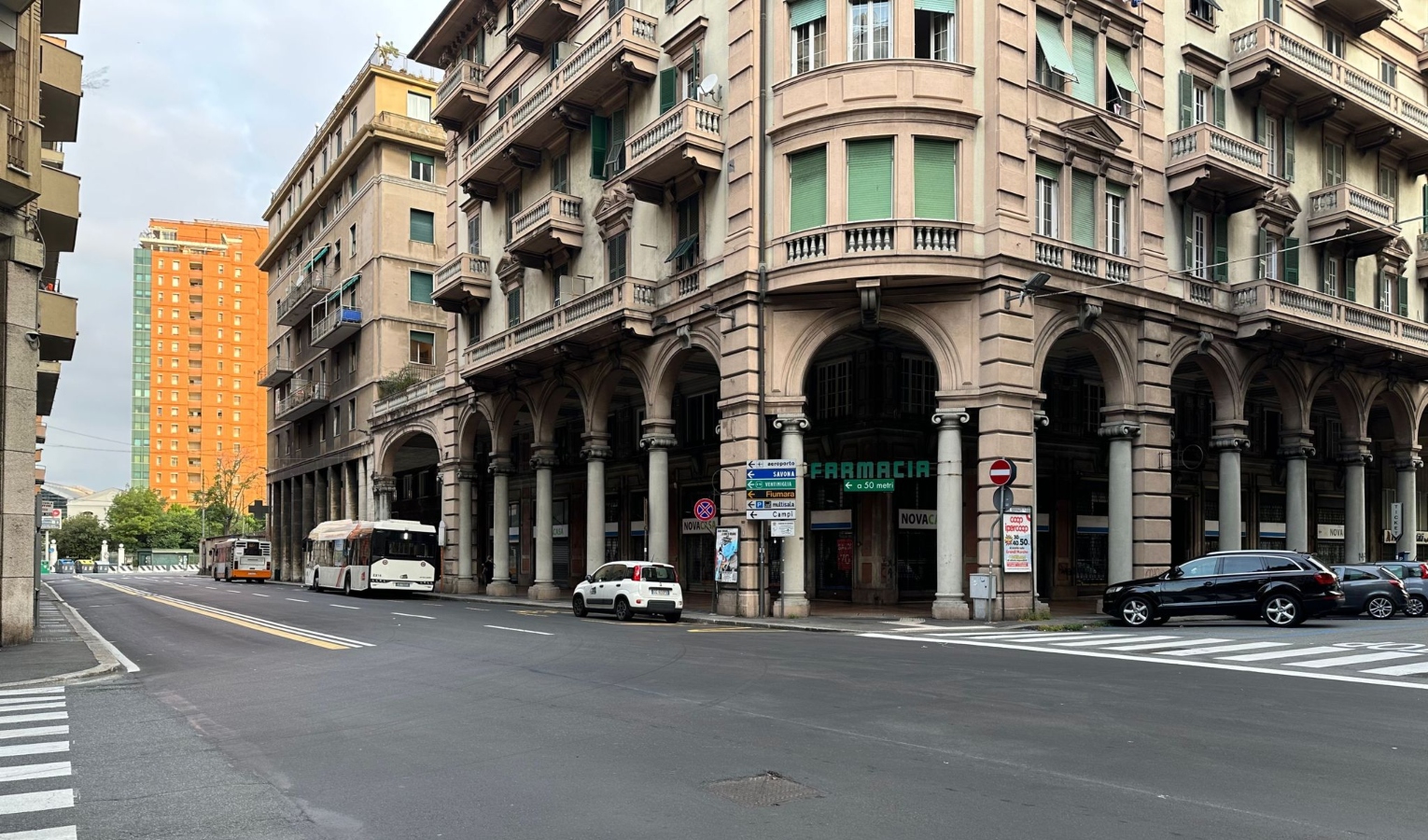 Genova,  pedone investito da autobus in via Avio