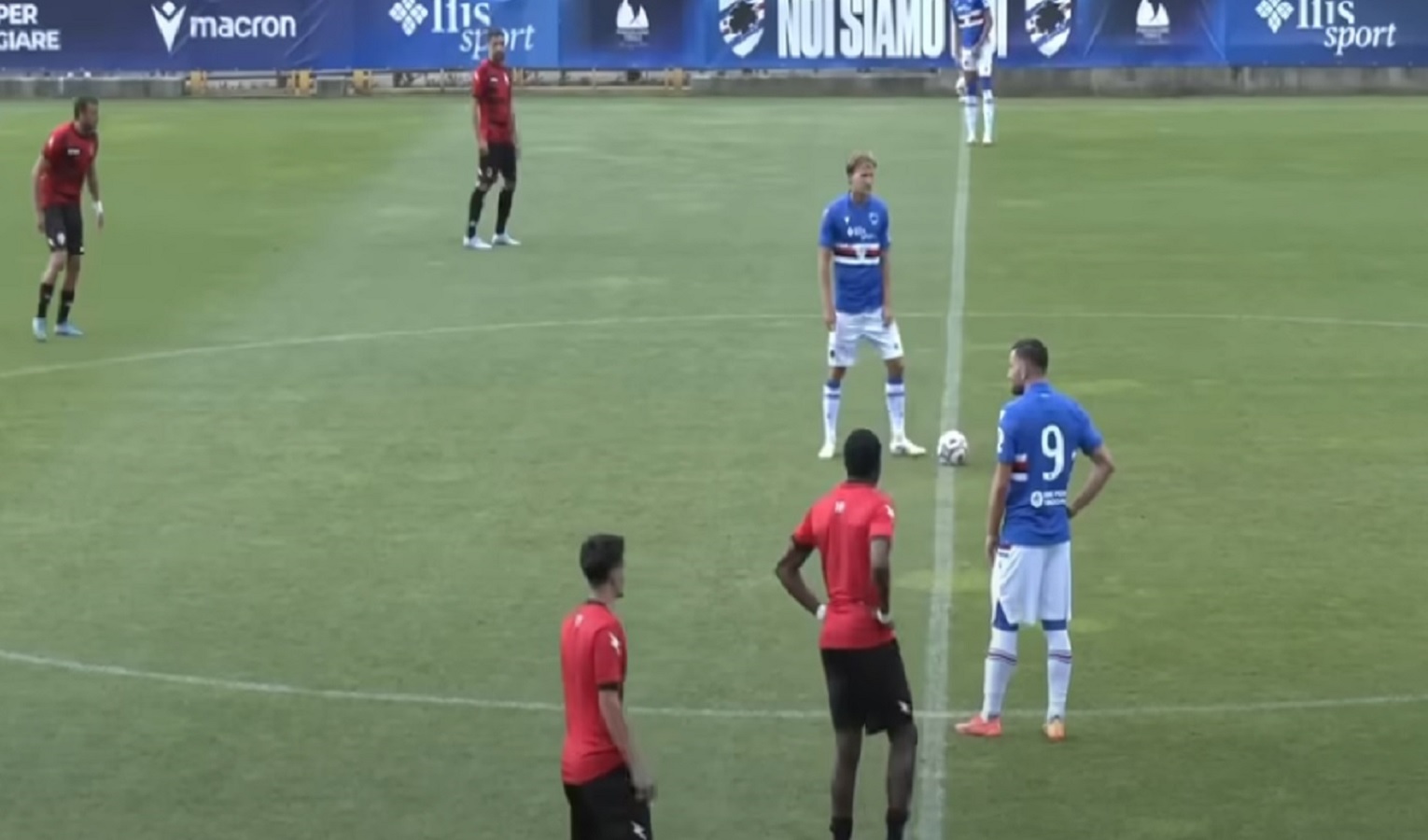 Il calcio d'inizio di una partita di calcio con la Sampdoria in campo