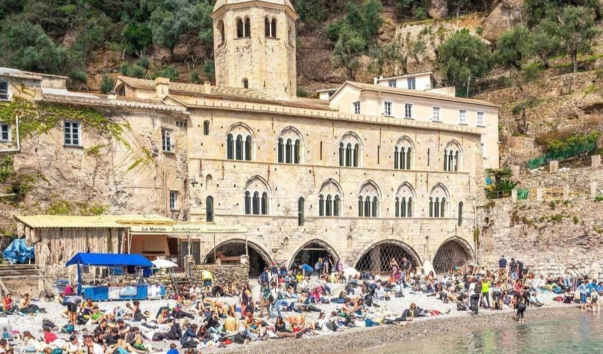 San Fruttuoso di Camogli, malore per un giovane: l'elicottero atterra tra i bagnanti