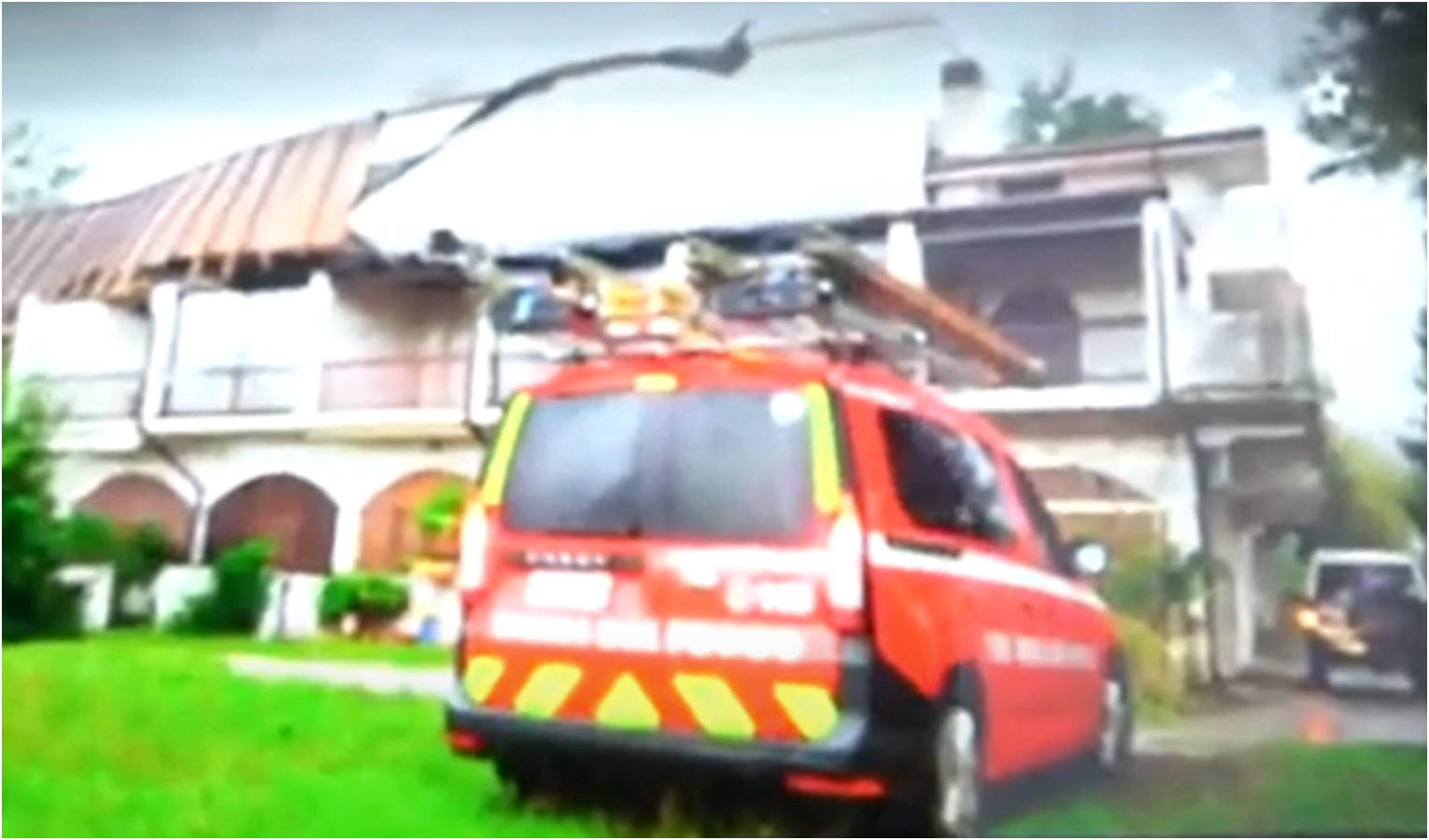 Allerta meteo in Liguria, a San Colombano il vento fa volare una tettoia di una casa