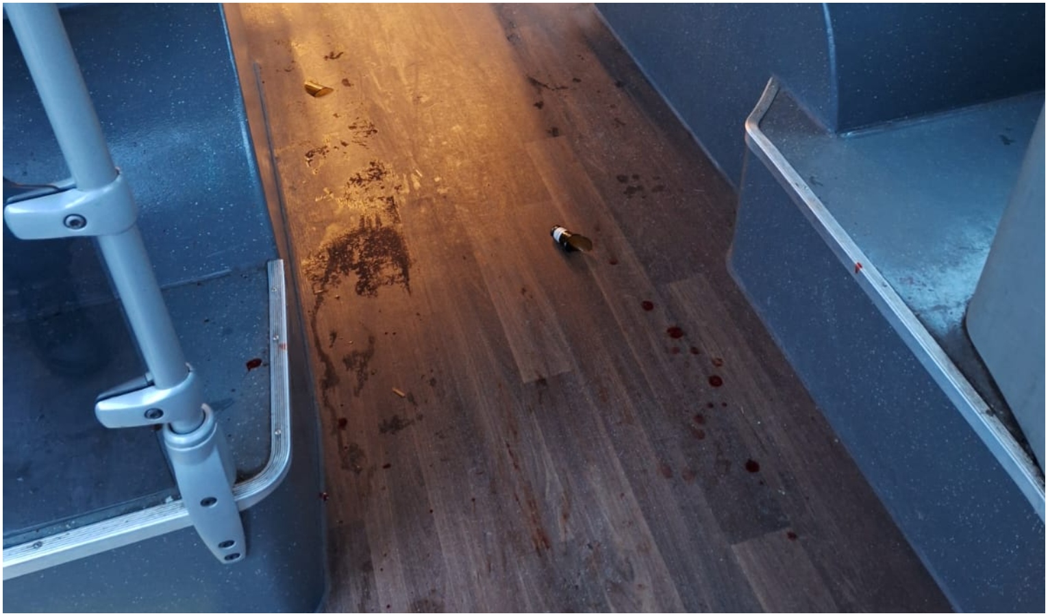 Sangue sul bus dopo rissa a bottigliate, un ferito