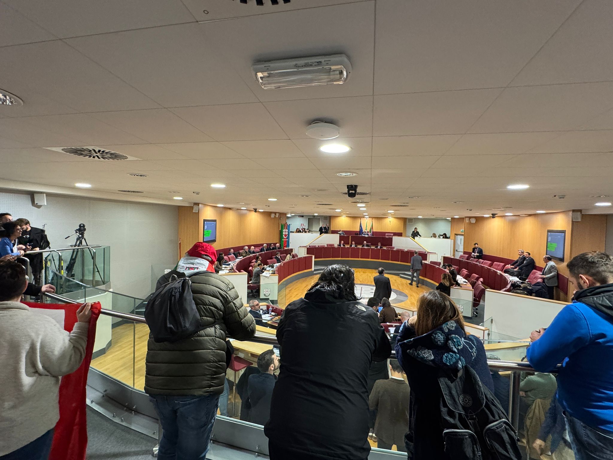 Tensione in consiglio in regionale, lavoratori chiedono la sospensione: maggioranza e opposizione si scontrano