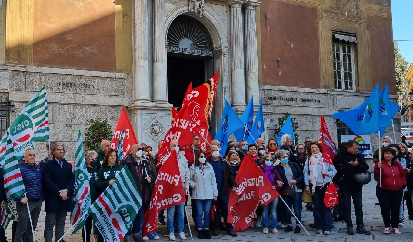 Genova, protesta dei lavoratori della sanità: 