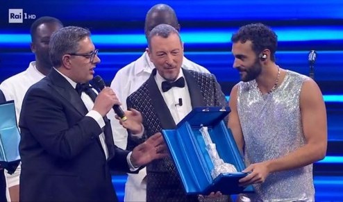 Sanremo, Toti premia Mengoni con la Lanterna in filigrana di Campo Ligure