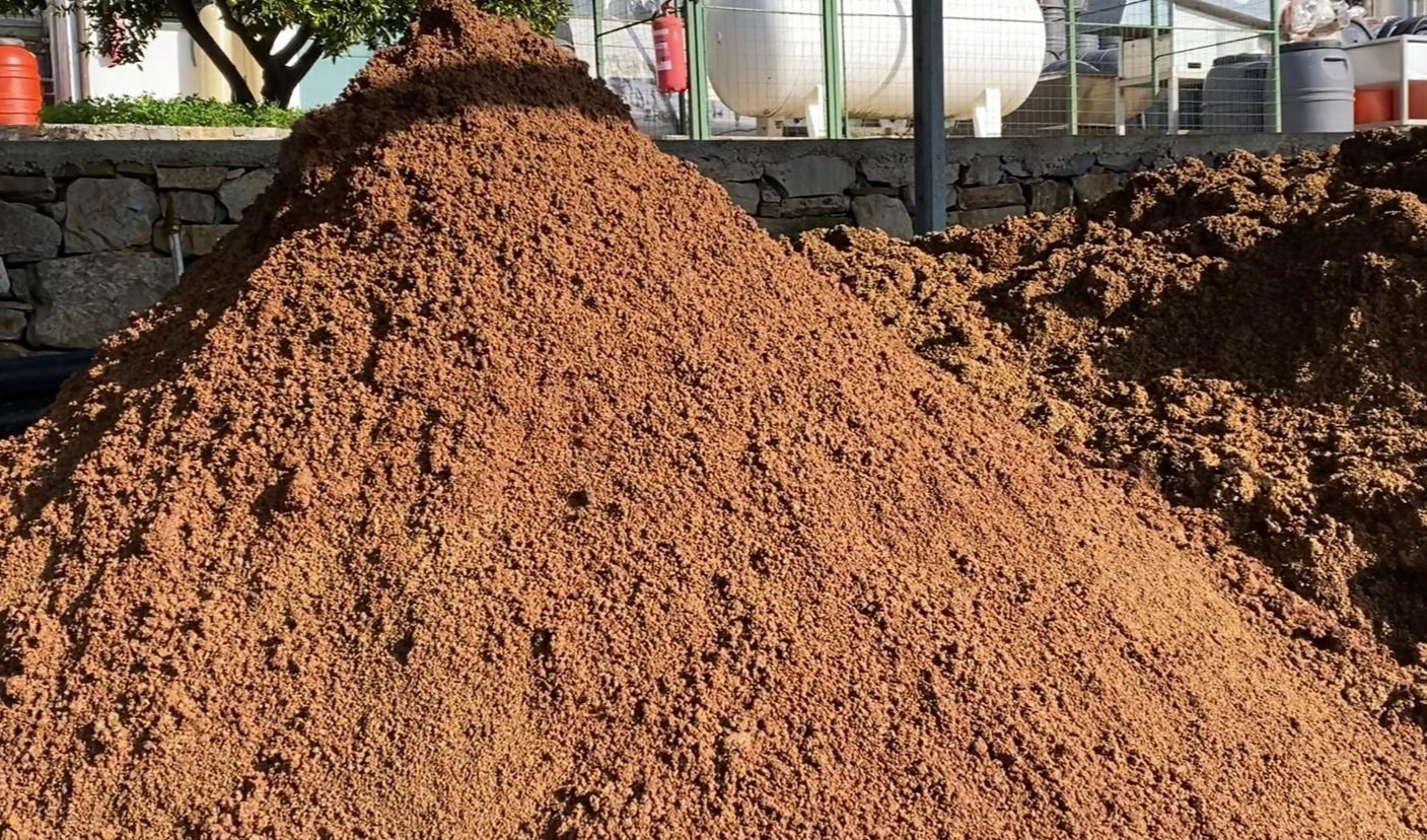 La sansa sarà provvisoriamente stoccata a Sanremo Un cumulo di sansa