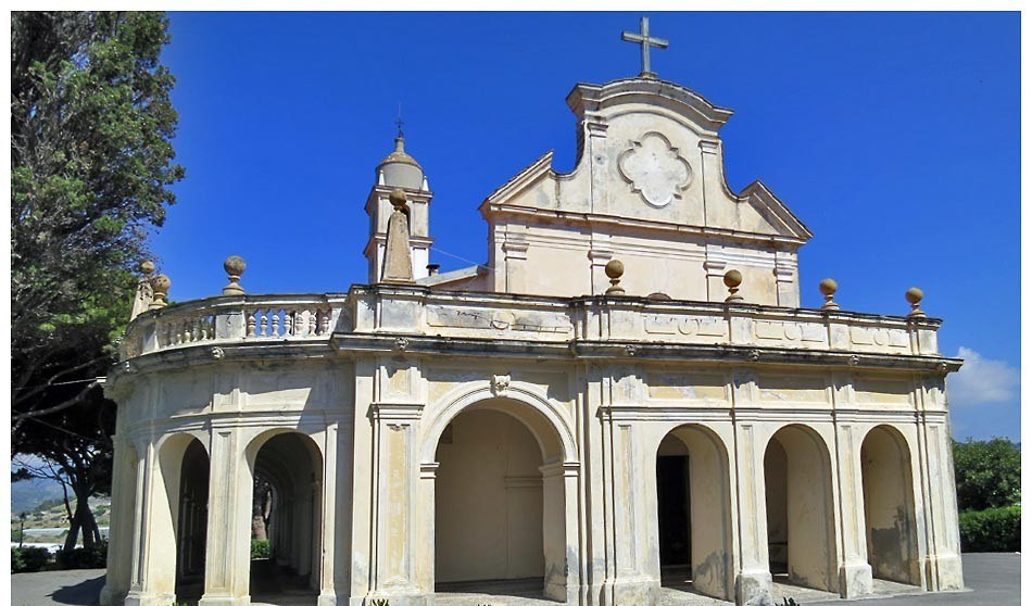 Tentano furto in chiesa ma per sbaglio accendono le campane e scappano