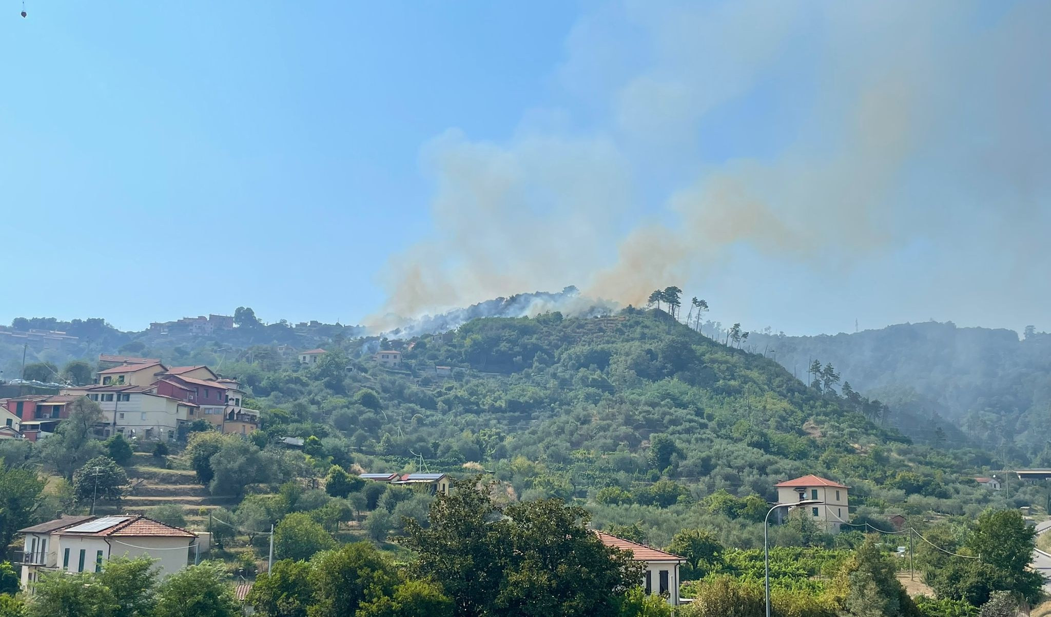 Brucia ancora la collina di Sarbia: quarto incendio in pochi anni