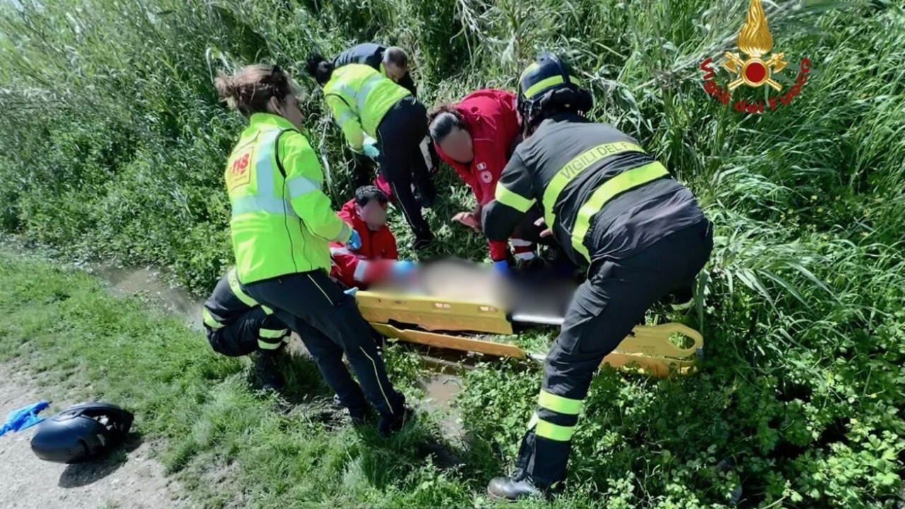 Incidente a Sarzana: morto motociclista precipitato in un canale di scolo