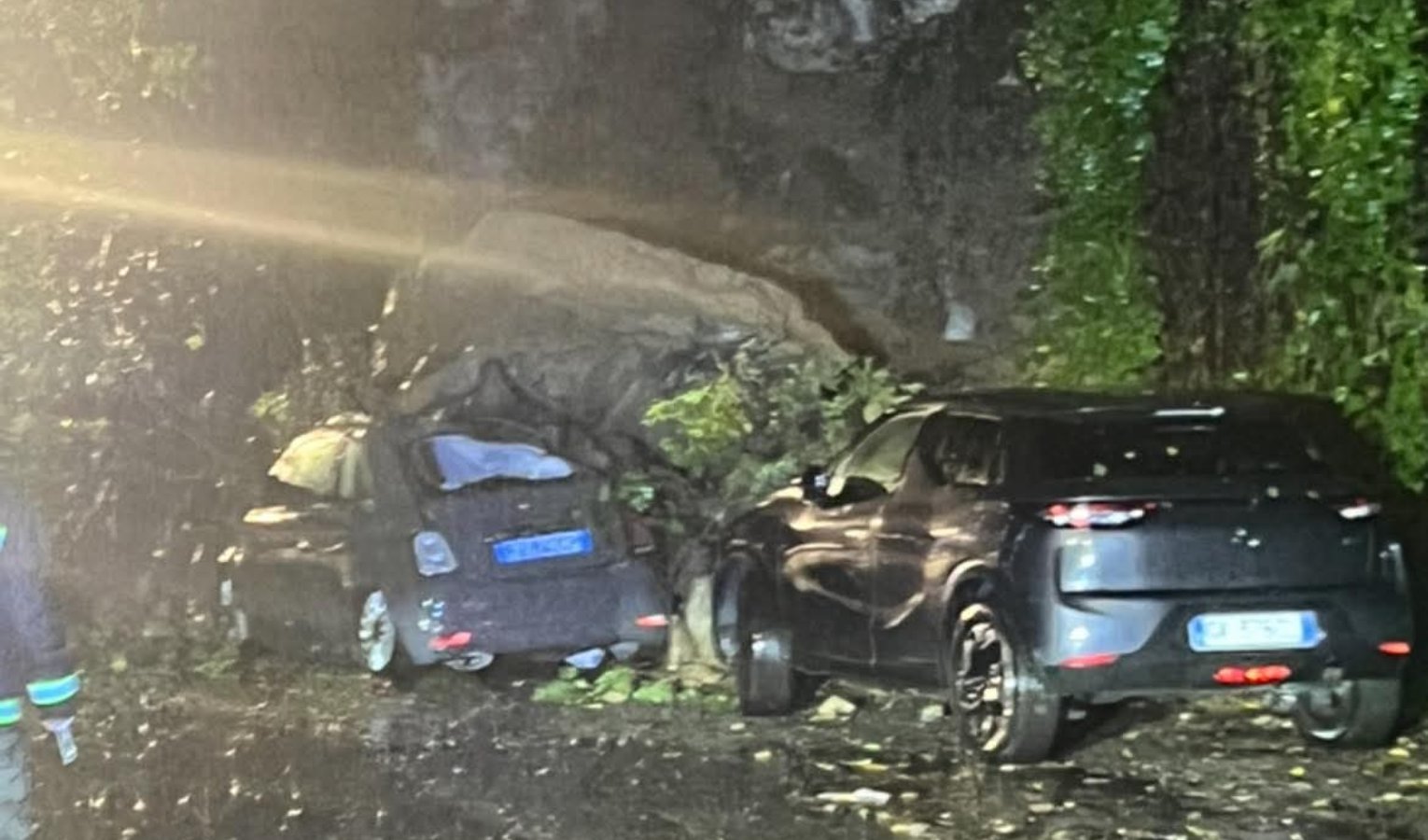 Frana a Rapallo, masso si stacca e colpisce auto parcheggiata