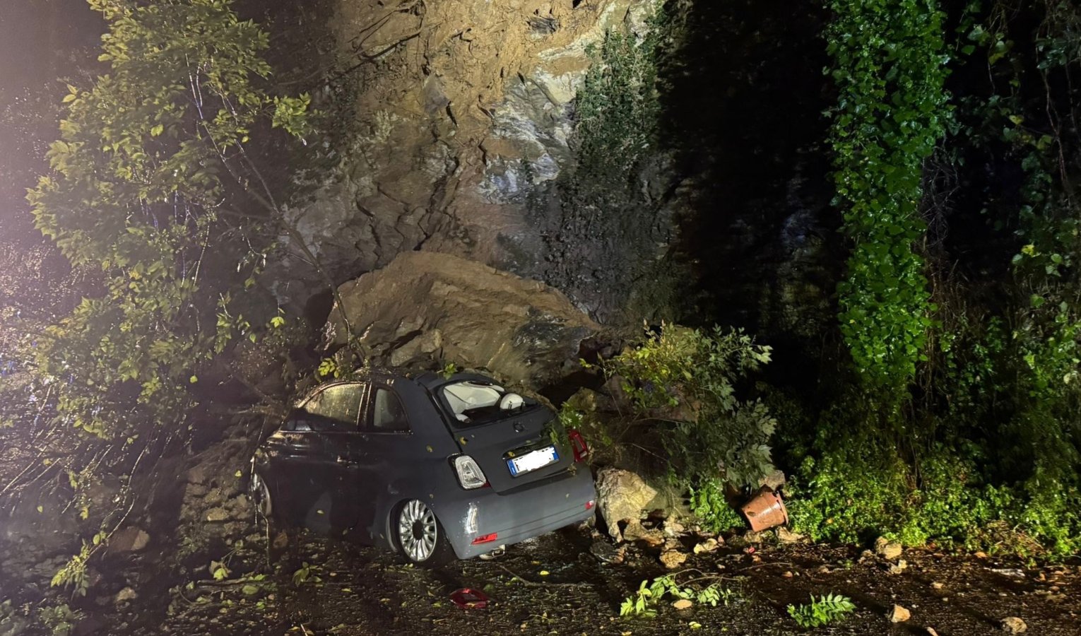 Frana a Rapallo, masso si stacca e colpisce un'auto parcheggiata