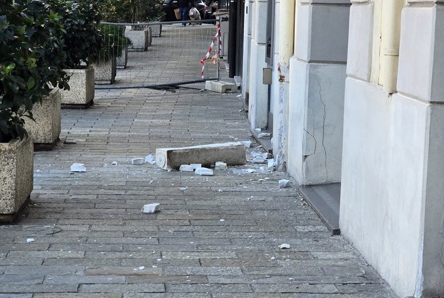 Crolla parte di cornicione a Savona, piazza deserta evita il peggio