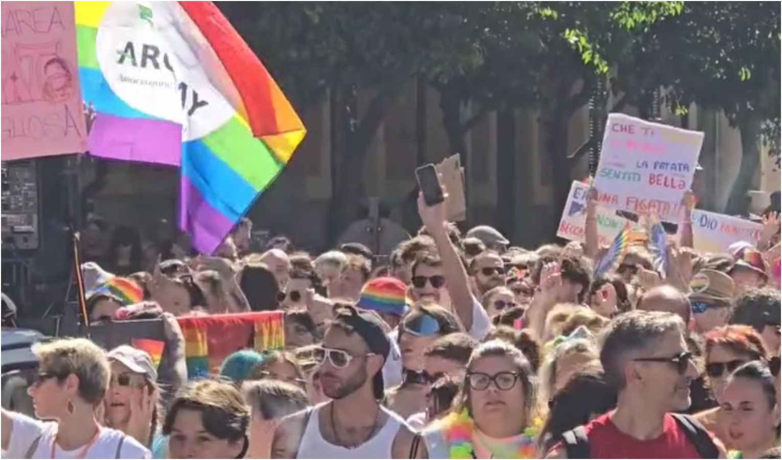 In migliaia colorano le strade per il Savona Pride 2025