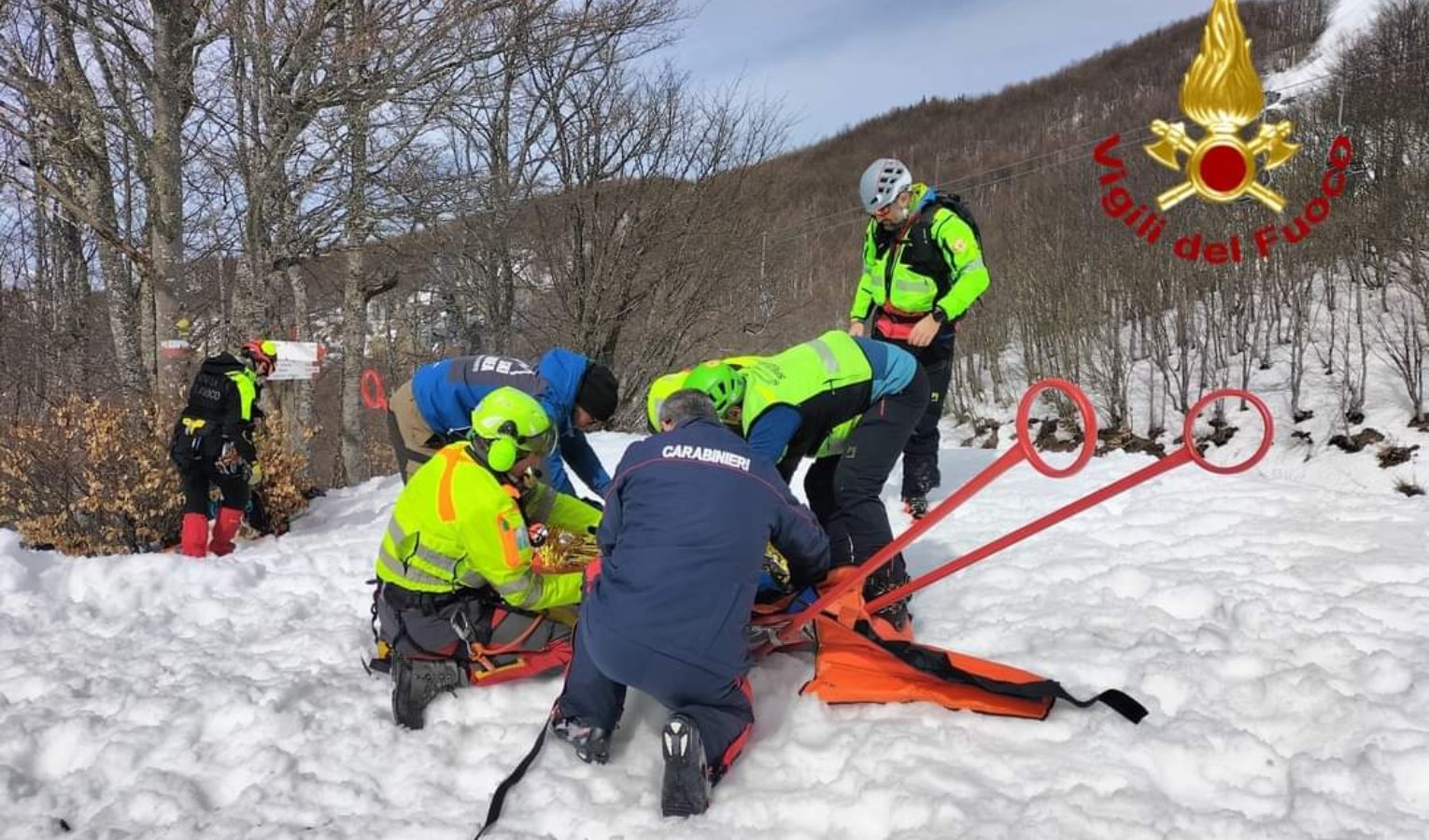 Sciatore esce fuori pista e sbatte contro un albero: è grave al San Martino