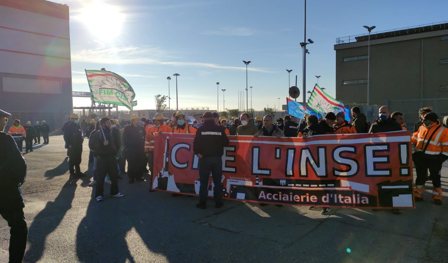 Ex Ilva, incidenti e 'contestazioni': il corteo da Cornigliano alla Prefettura