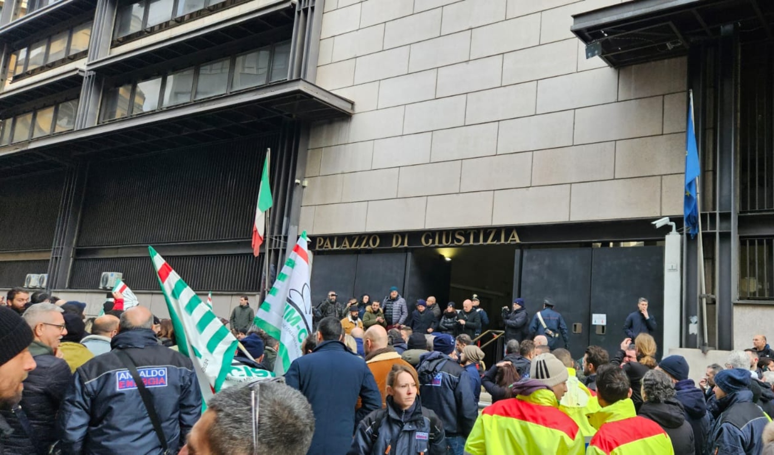 Lavoratori Ansaldo a processo: in mille in corteo al coro: 