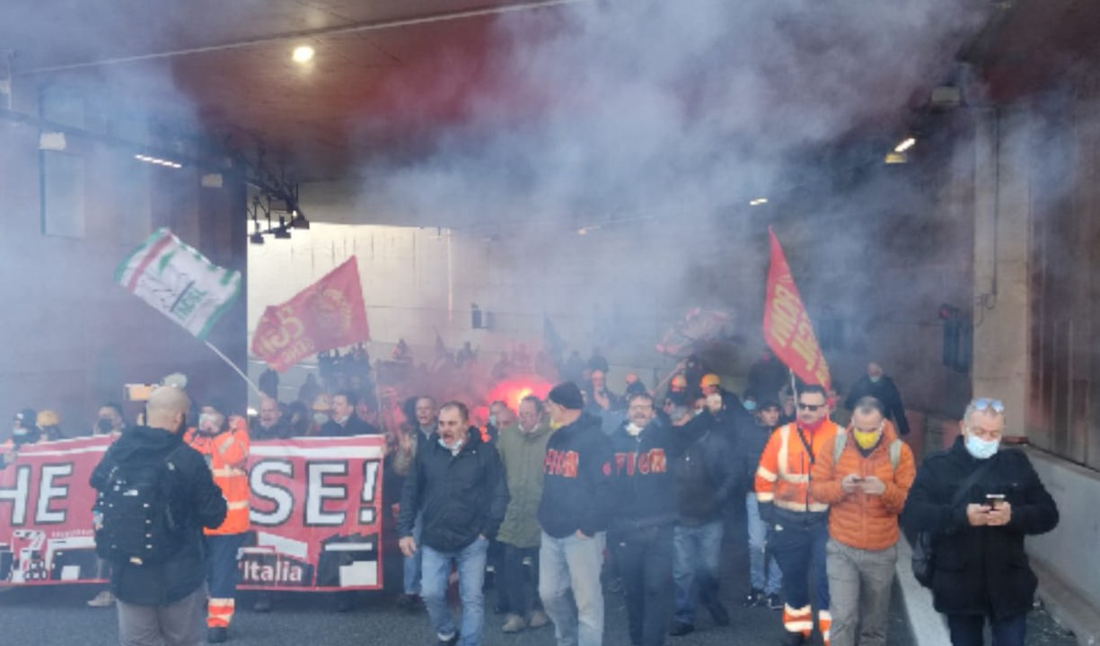 Ex Ilva, lavoratori in corteo per le vie di Cornigliano: disagi alla viabilità