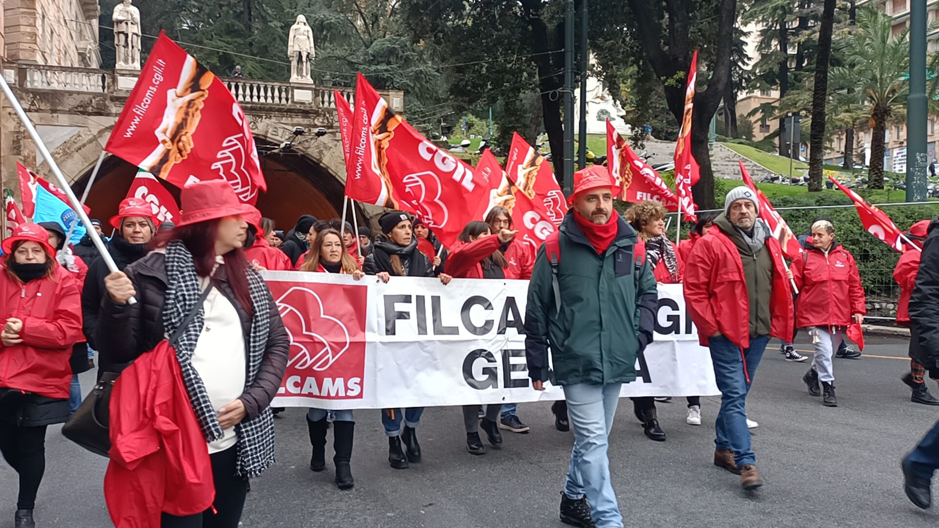 Genova, migliaia di liguri in piazza contro la manovra del governo