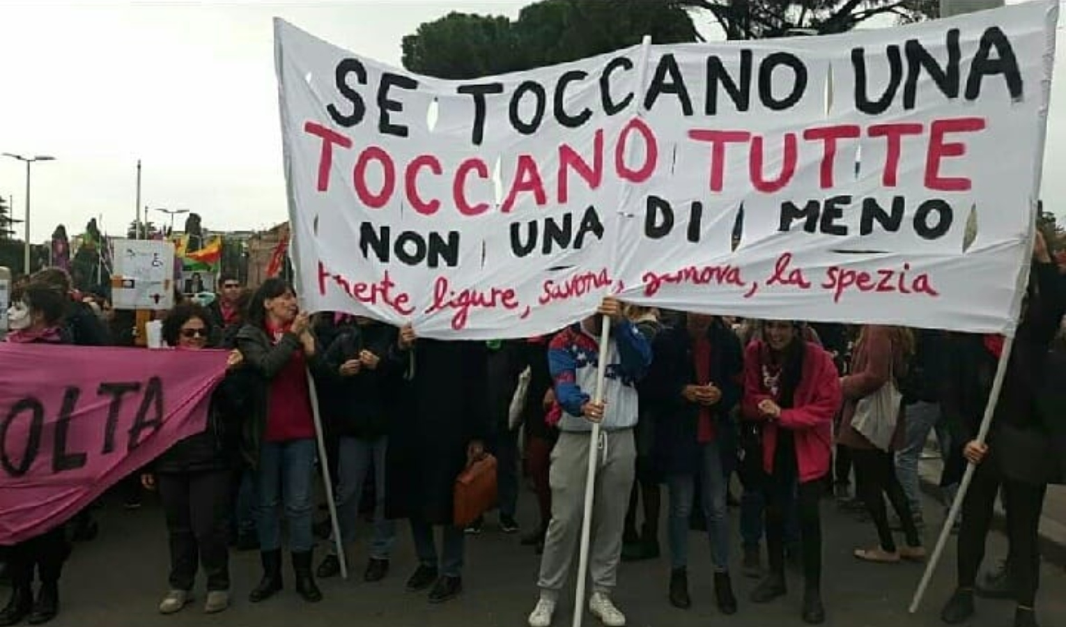 Genova, in piazza lo sciopero transfemminista: il corteo alle 18
