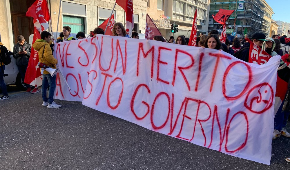 Genova, studenti in piazza: 
