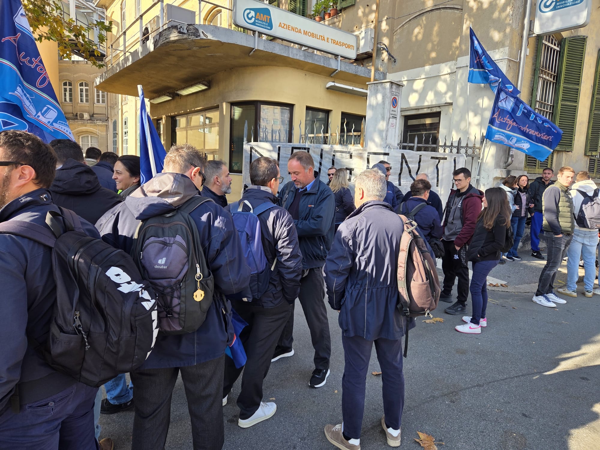 Crisi Amt, presidio dei lavoratori e striscione davanti alla sede: 