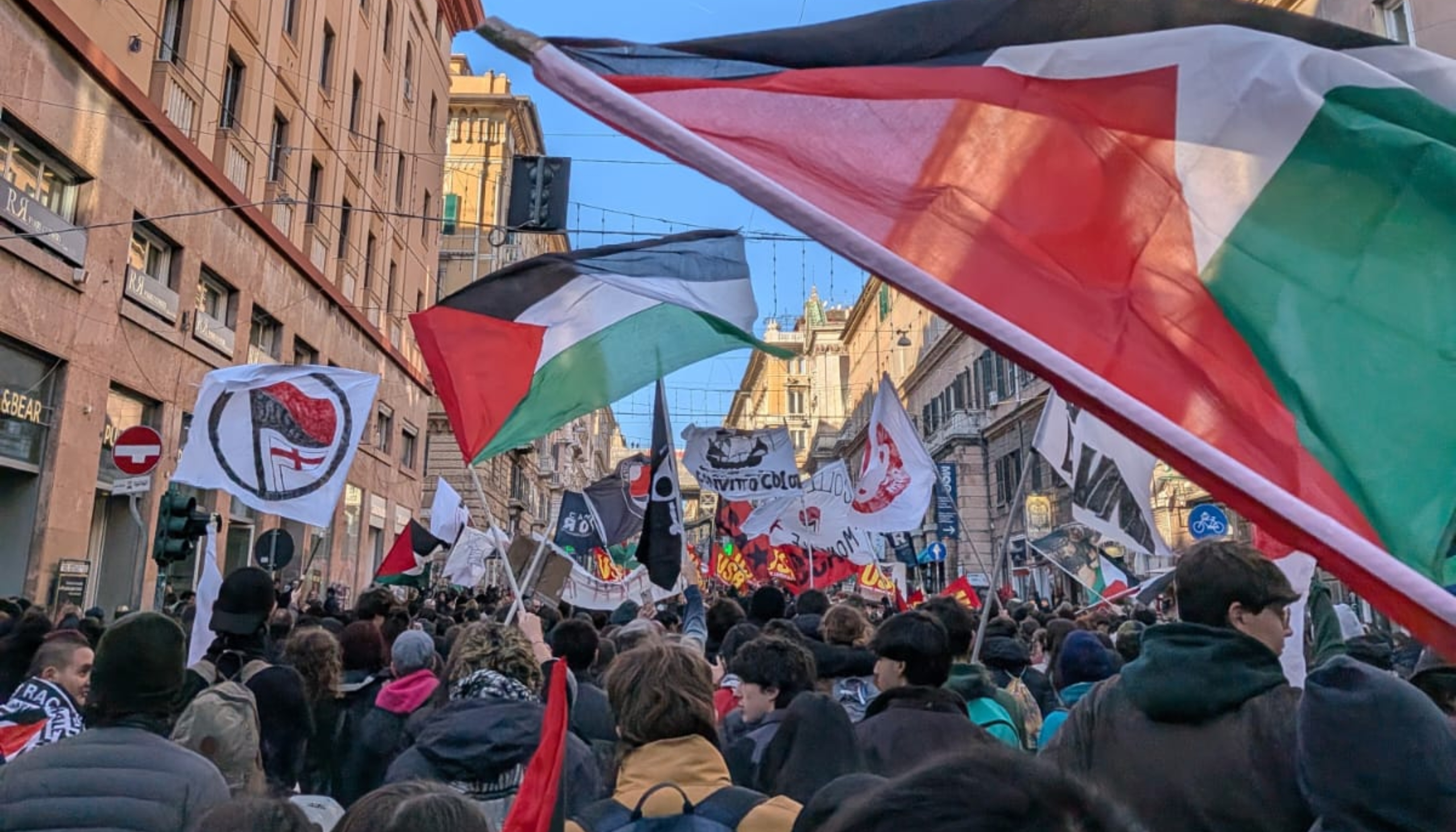 Sciopero di trasporti, scuole e sanità, a Genova corteo partito verso Albertazzi. Primocanale in diretta
