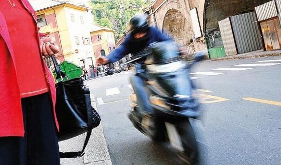 Genova, donna scippata della borsetta da giovane in scooter