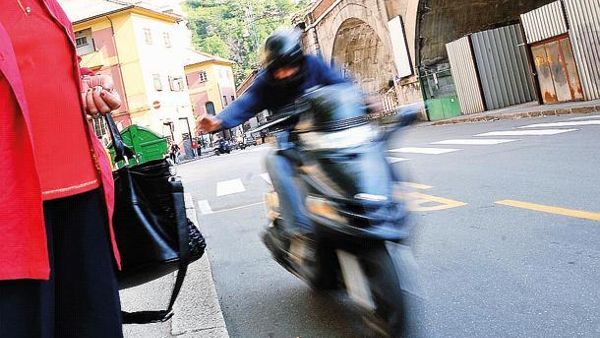  Genova, quarta donna scippata e ferita dagli scippatori seriali in scooter