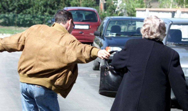 Genova, poliziotto fuori servizio insegue e arresta scippatore di collanine