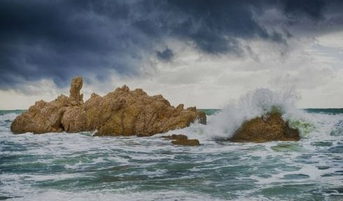 Imbarcazione si incaglia per il mare mosso, uomo salvato con elicottero