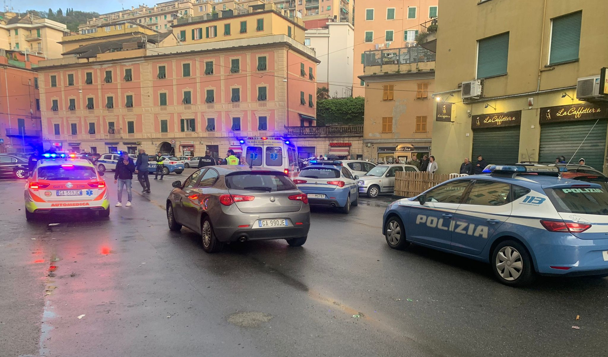 Scontri ultrà Genoa: perquisito club Nucleo, sequestrati razzi e fumogeni