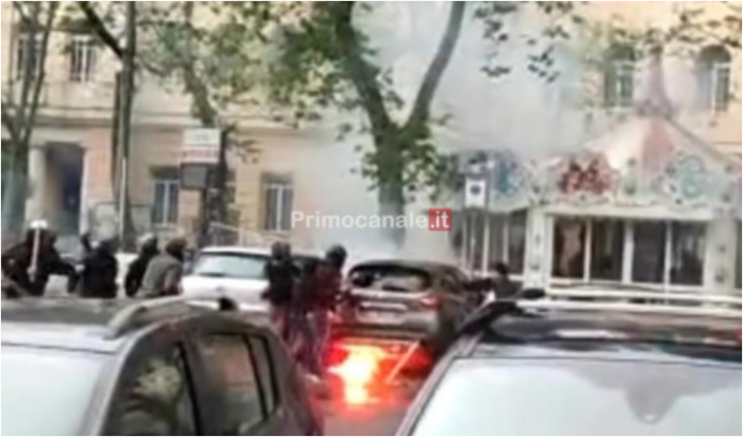 Genova, il video degli scontri tra tifosi del Genoa in piazza Galileo Ferraris