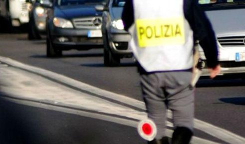 Genova Nervi, auto tifosi Napoli con spranghe forza posto di blocco