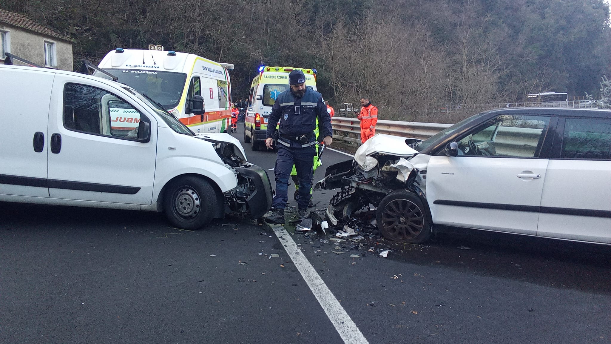 Scontro tra un'auto e un furgone a Genova, tre feriti