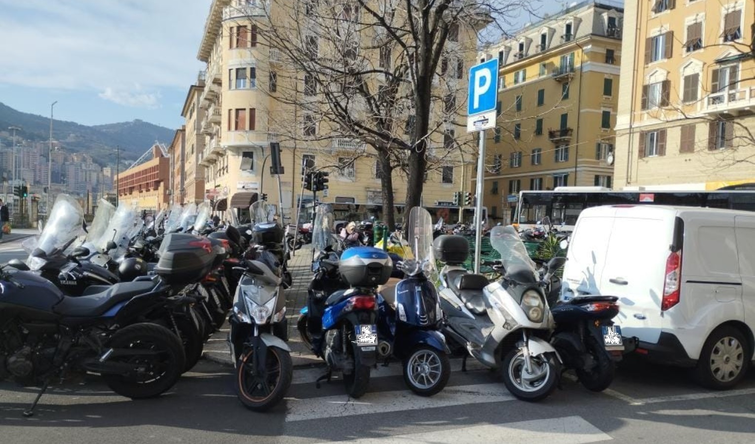 Genova, effetto stadio: cittadini di Marassi contro sosta selvaggia dei motorini sulle strisce pedonali