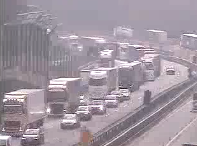 A26, camion contro new jersey in area di cantiere: traffico in tilt