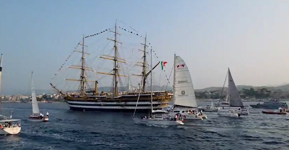 Festa della Marina, il Vespucci scortato naviga verso Genova