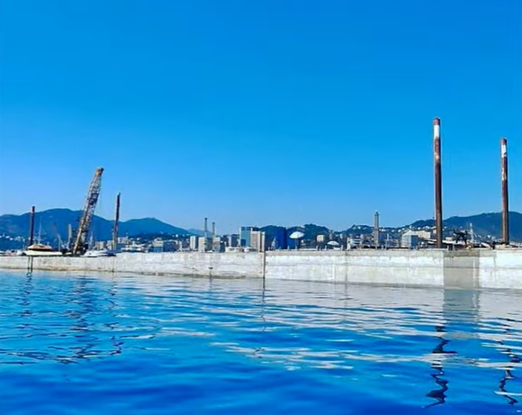 Un pezzo grande di cemento in mare 