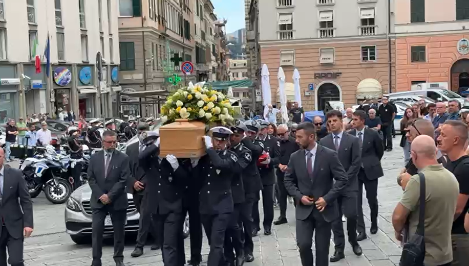 Agente della locale morto in servizio, nella chiesa del Gesù il funerale di Alessio Gaglia