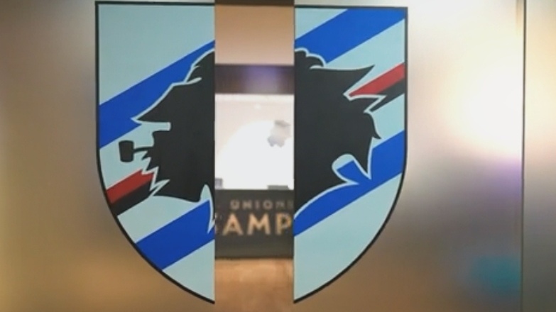 Una porta con lo stemma della Sampdoria che si apre