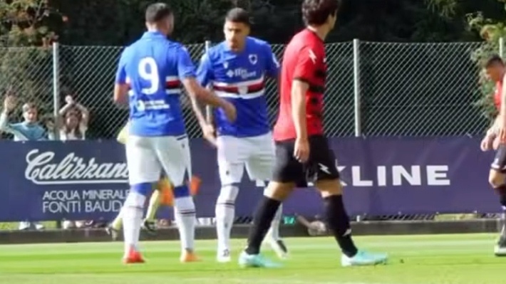 Due calciatori della Sampdoria impegnati in una partita su un campo di calcio