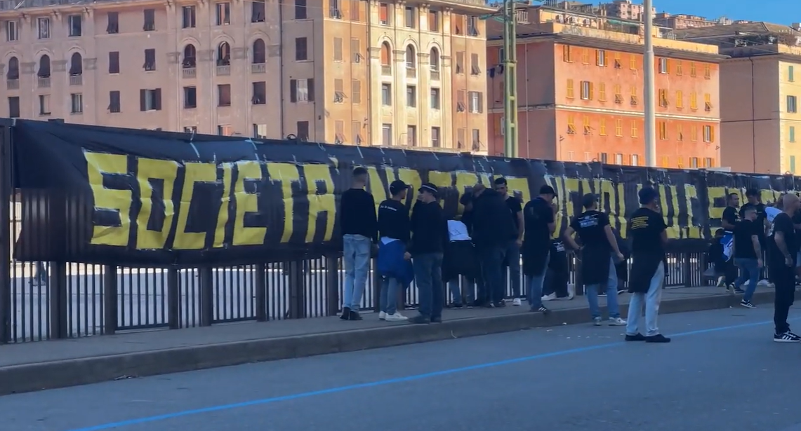 Sampdoria, la contestazione dei tifosi prima del match con il Pescara: le immagini